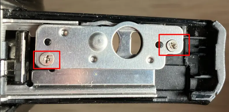 佳能 PowerShot SX220 HS / SX230 HS 电池盖拆卸时需要拧下的两颗固定螺丝